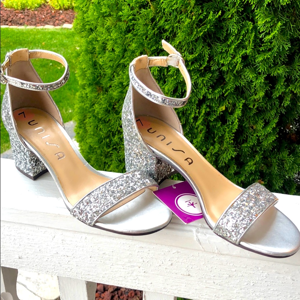Inis’s.  Silver elegant glitter shoe.